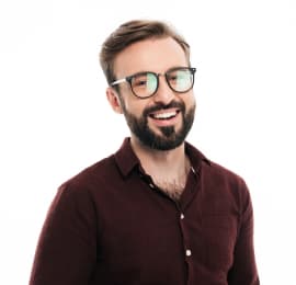 мужчина улыбается